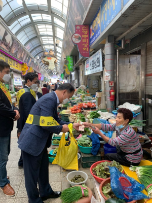 경주교육지원청, 추석맞이 `삶의 힘을 나누는 따뜻한 전통시장 장보기` 