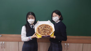 경주 선덕여고, 수능 대박 기원 ˝피자데이˝ 열려