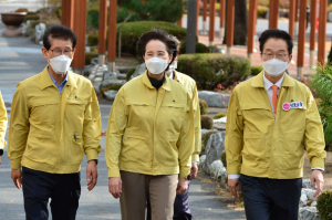 유은혜 교육부 장관, 경주여고 방문 `경북지역 대학수능 준비 상황 점검`