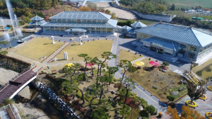 경주시 동궁식물원, 설맞이 관람객 ‘흰 소’ 기운 나누는 기념품 증정