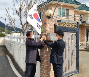 경주시 선도동, 한국원자력환경공단 ‘나라사랑 태극기 달기’ 홍보활동 펼쳐 