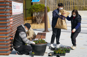 경주시 북경주체육문화센터 `아름다운 안강읍 가꾸기` 꽃단장 