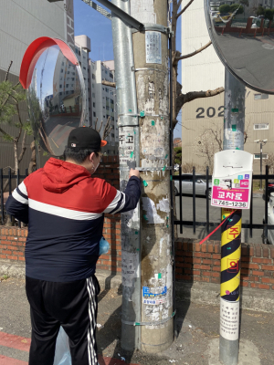 경주시, 개학기 학교 주변 불법광고물 일제정비 
