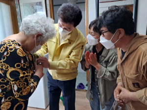 경주시 중부동, 봄봄봄 사업단 어버이날 독거노인 가정 카네이션 전달 