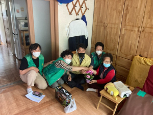 경주시 동천동, 새마을부녀회 `사랑 가득 담은 카네이션` 전달 