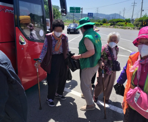 경주시 문무대왕면, 새마을부녀회 코로나19 백신접종 어르신 인솔 `자원봉사` 