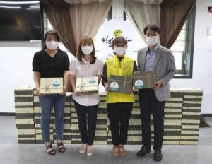 경주시, 경주연합의원.푸른약국 백신접종 자원봉사자 `의료키트` 기증 