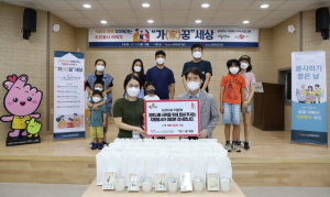 경주시 ‘가(家)꿈세상’ 가족봉사단 백신접종 자원봉사자에 수제 캔들 전달