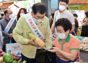 주낙영 경주시장, 민생 현장속으로 `추석장 보러 전통시장 찾아`
