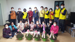 경주시 중부동, 주민자치위원회 경로당에 꽃 화분 선물