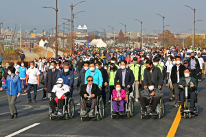 경주시 ˝강변로 개통기념식. 제17회 사랑나눔 건강걷기대회˝ 개최