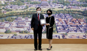 블루원, 윤재연 대표 `경주시장학회 장학금 기부 유공자 감사패 받아` 