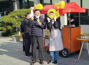 경주시, 붕어빵 굽는 공보관 직원들 `속이 곽찬 선행` 