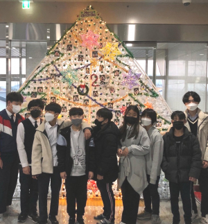 경주시, 안강청소년문화의집 ‘두빛나래’ 폐자원 활용 대형 크리스마스 트리 설치 