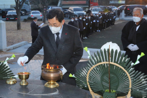 주낙영 경주시장, 충혼탑 참배 `새해 업무 시작` 
