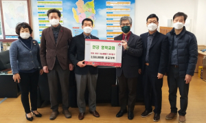 경주시 북경주행정복지센터, 안강 영락교회 `사랑의 이웃돕기` 성금 350만원 기탁 