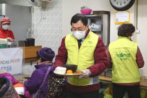주낙영 경주시장, 무료 급식소 `배식` 봉사활동 동참
