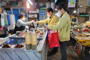 경주시 황성동 `지역 전통시장 장보기` 동참