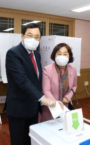 주낙영 경주시장 내외 사전투표 ˝소중한 국민 주권! 꼭 행사하세요˝