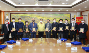 경주시 `납세자의 날` 지방세 성실납세자 감사패 전달