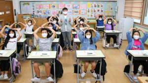 경주시 ˝초등 입학생 1인당 입학축하금 10만원. 중고교 입학생 1인당 교복구입비 30만원˝ 지원