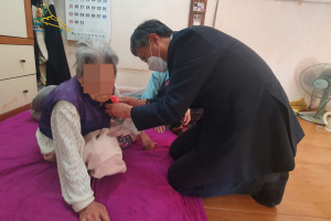 경주시 건천읍, 최고령 어르신 카네이션 달아드리기