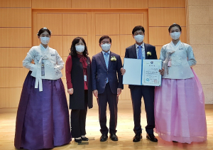 경주시, 천연기념물 `월성 육통리 회화나무`보존 마을이장 `당산나무 할아버지` 자역부여