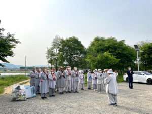 동국대 WISE캠퍼스, 스님들과 학생들이 2022 형산강 연등문화축제 “플로깅 환경운동” 동참