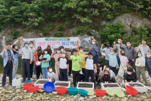 경주시, 산내면 동창천 `어린 다슬기` 34만 마리 방류