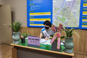 경주시 황성동, 제8대 일일 명예동장 김정미 씨 어르신 택시카드 발급 도와