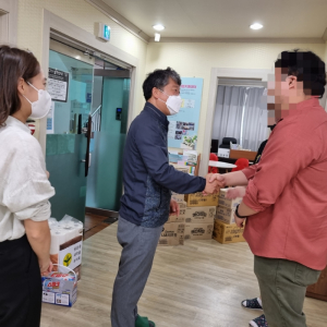 경주시 용강동, 윤병록 동장 `중증장애인 자립지원센터` 생필품 전달