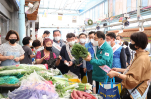 주낙영 경주시장, 추석 명절 `전통시장 장보기` 상인 응원