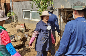 주낙영 경주시장 배우자 김은미 여사, 이틀째 수해 복구 봉사활동 `강행군`