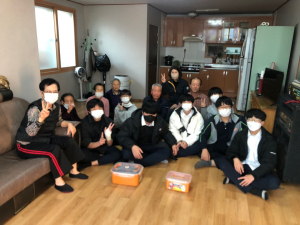 경주시 두빛나래, 안강지역 경로당 `사랑담은 김장김치` 전달