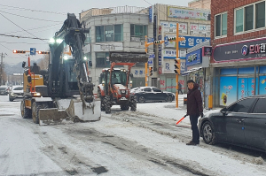 경주시, 적설량 2.5㎝ 대설주의보 발동 `행정력 총동원 시민 출근길 안전 지켜`