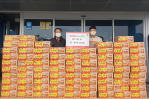 경주시 북경주행정복지센터, 탑마트 안강점 `이웃 사랑담은 라면 100상자` 기탁