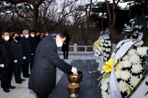 주낙영 경주시장, 계묘년 새해 충혼탑 참배 `업무 시작`