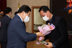 경주시, 상가 화재 막은 ‘의인 버스 기사’ 최우식 씨에 표창장 수여