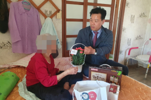 경주시 건천읍, 최고령 장수 어르신에게 카네이션 전달
