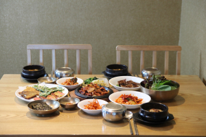어머님들이 직접 해 주시던 가장 전통적인 한국 집밥, `월지향`