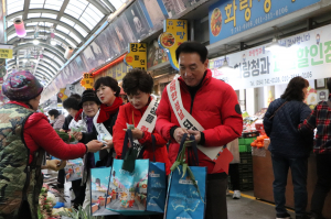 김석기 국회의원, 설 명절맞이 전통시장 장보기 ˝시민들과 소통 행보 이어가˝