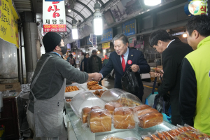 경주시의회 ˝전통시장 장보기 행사로 복지시설 위문품 전달˝