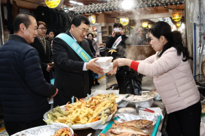 주낙영 경주시장, 설맞이 전통시장 장보기 `상인 격려`