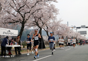 경주교육발전연구회 ˝천년의 고도 벚꽃마라톤 대회 참가자에 나눔의 손길!˝