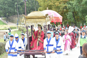 경주시 ˝선덕여왕 납시오˝ 신라 제27대 선덕여왕 행차 재현