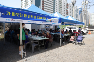 경주시종합자원봉사센터, 황성동 친절한경자씨와 함께 하는 `IBK 참! 좋은 사랑의 밥차` 운영
