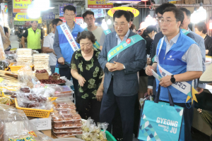 주낙영 경주시장, 추석맞이 전통시장 장보기 `상인 격려`