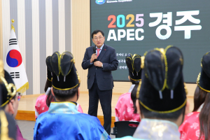 경주시, 공무원 전통 신라복 입고 공직 첫발 `신규 공무원 임용식` 개최