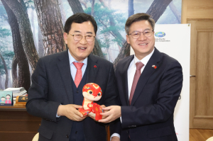 경주시 주낙영 시장. 중국 천르뱌오 총영사 ˝APEC 성공 개최 협력 논의˝