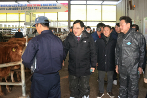 주낙영 경주시장, 한우농가 현장 방문 `축산농민들과 소통`